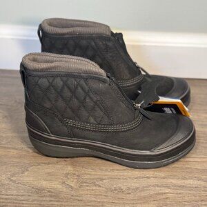 Clarks Outdoor Muckers Boots Size 6.5 - runs small